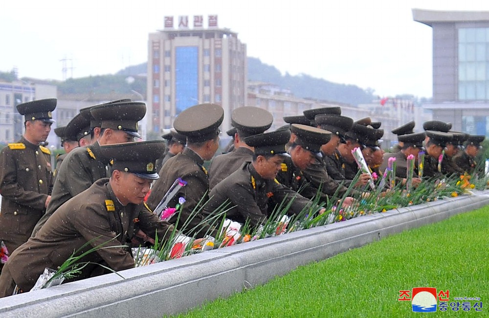 위대한 수령 김일성동지와 위대한 령도자 김정일동지의 동상에 일군들과 근로자들,인민군장병들,청소년학생들 꽃바구니 진정