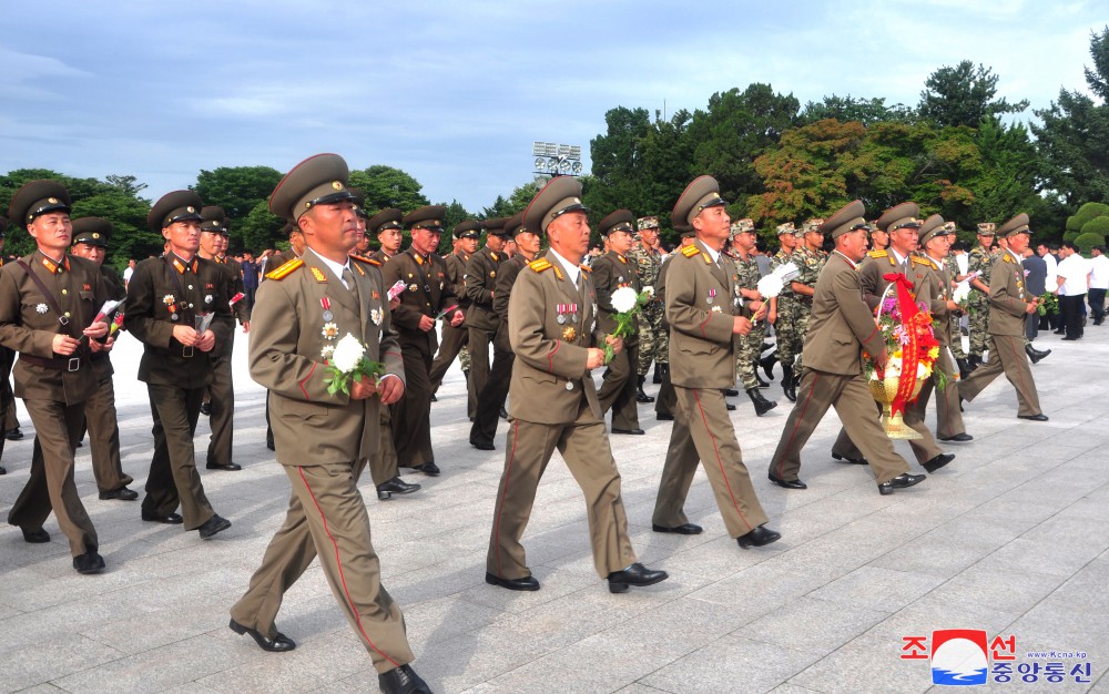 金日成主席と金正日国防委員長の銅像に活動家と勤労者、人民軍将兵、青少年学生が献花