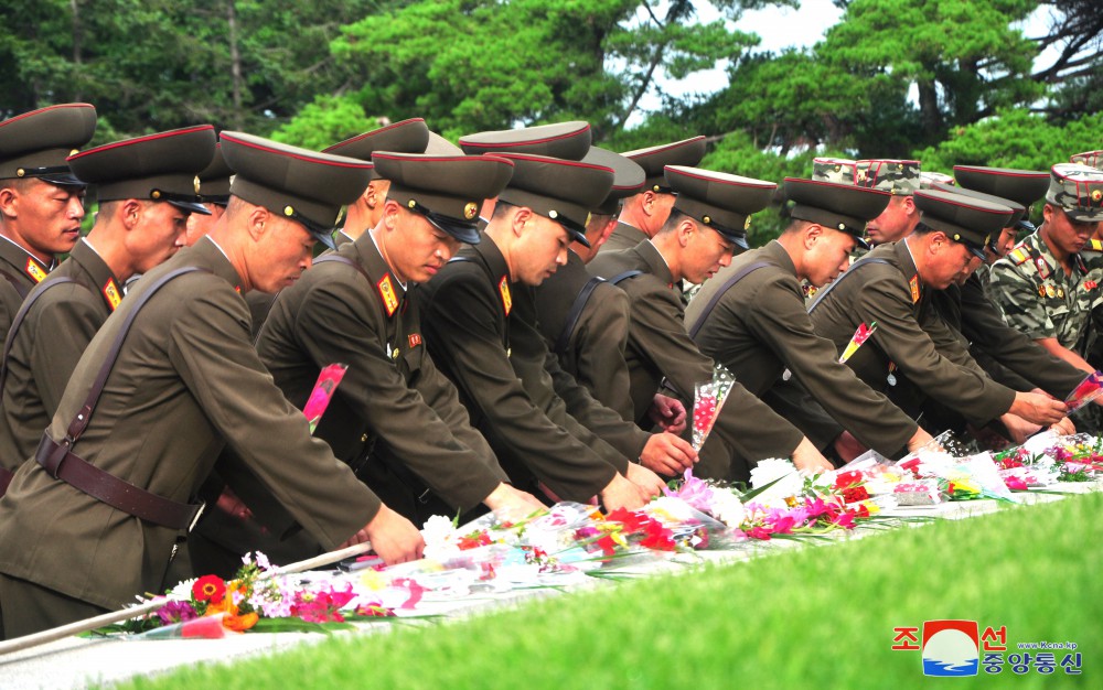 Rinden homenaje a los líderes antecesores por el día de victoria