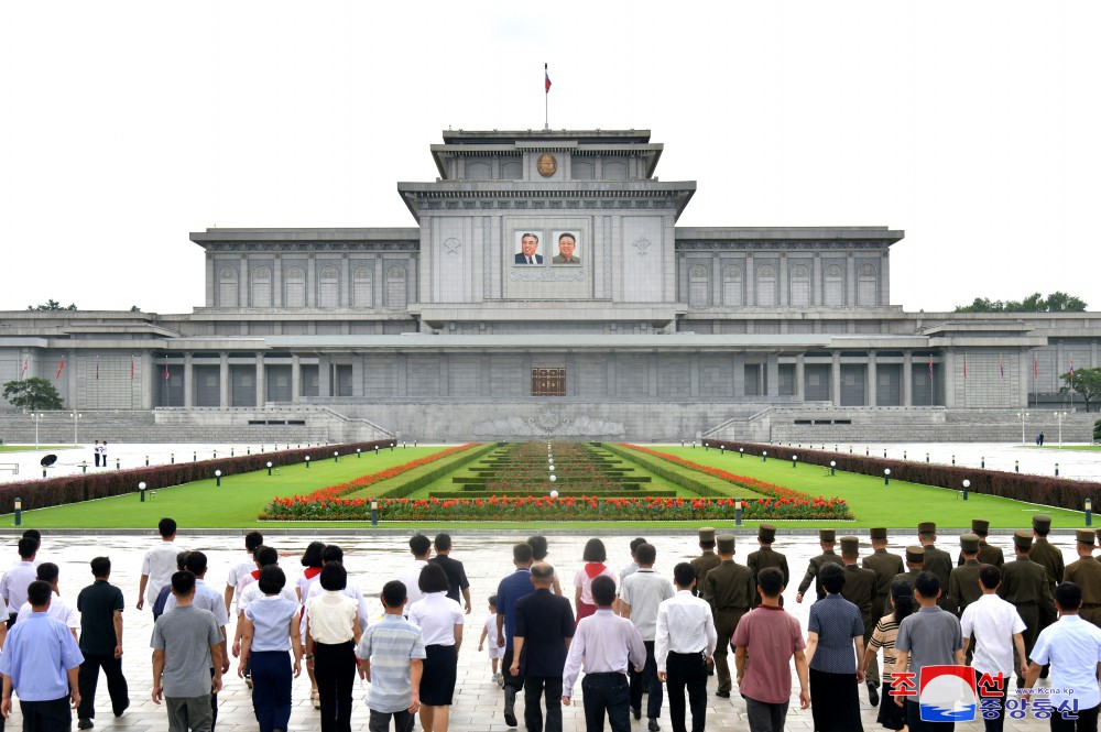 我国人民有意义地庆祝祖国解放战争胜利７１周年