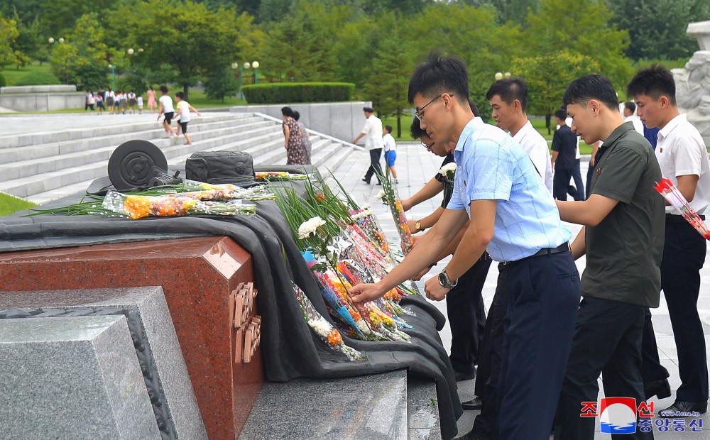 我国人民有意义地庆祝祖国解放战争胜利７１周年