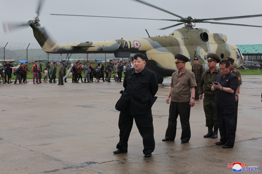 敬爱的金正恩同志视察平安北道新义州市和义州郡洪灾现场