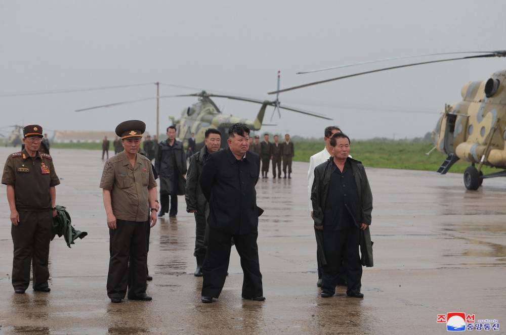 敬爱的金正恩同志视察平安北道新义州市和义州郡洪灾现场