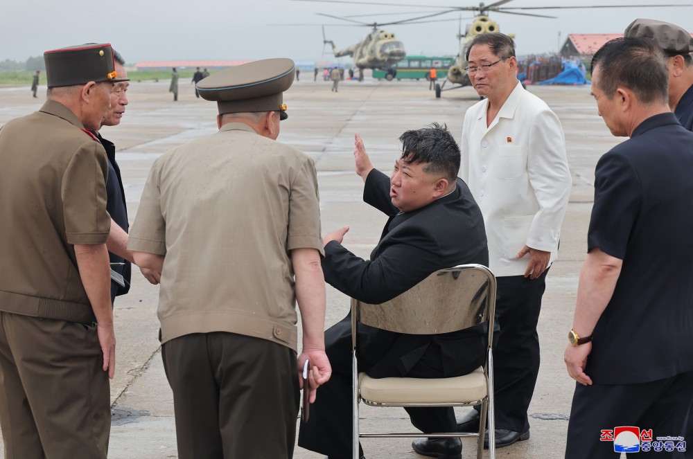 敬爱的金正恩同志视察平安北道新义州市和义州郡洪灾现场