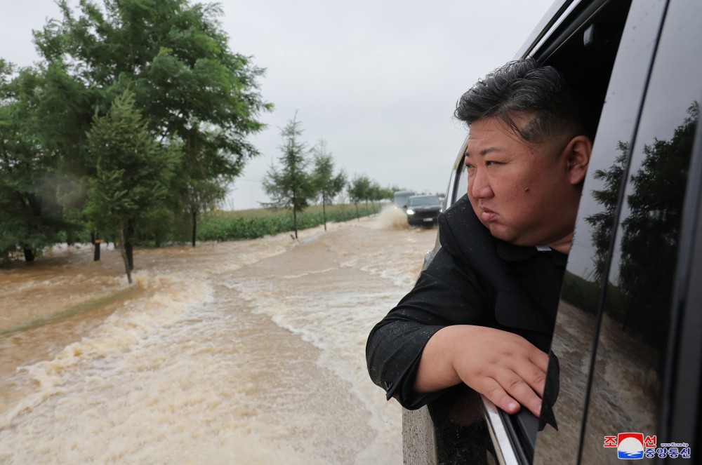 敬爱的金正恩同志视察平安北道新义州市和义州郡洪灾现场