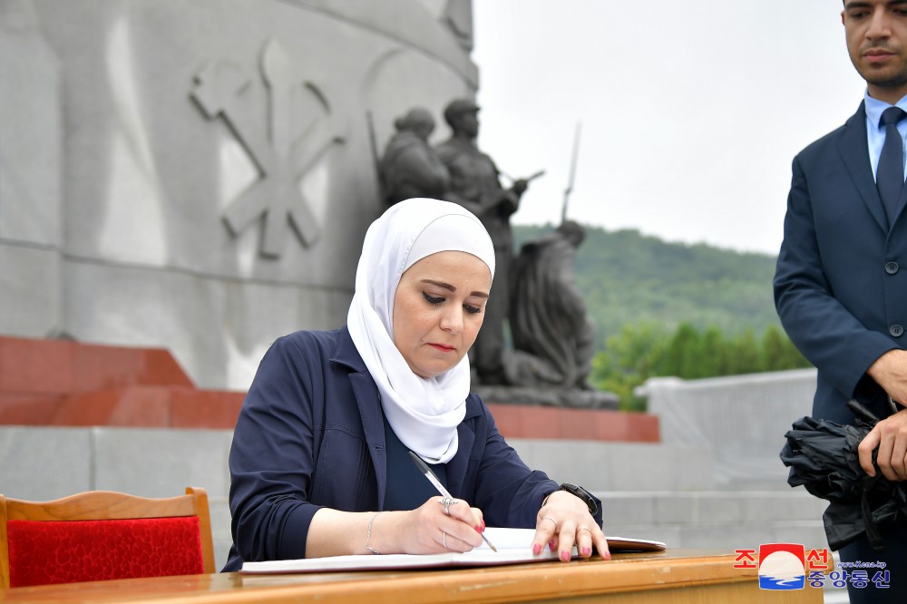 Syrian Embassy Members Visit Victorious Fatherland Liberation War Museum