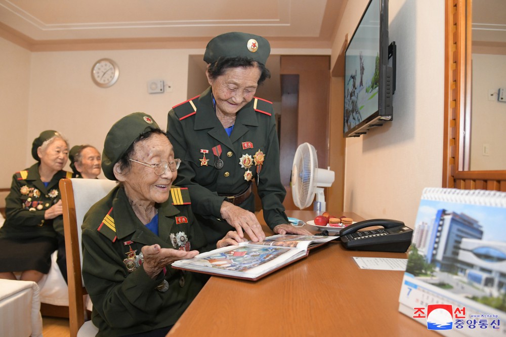 Veteranos de guerra descansan en la Zona de Recreo Cultural de Balneario de Yangdok