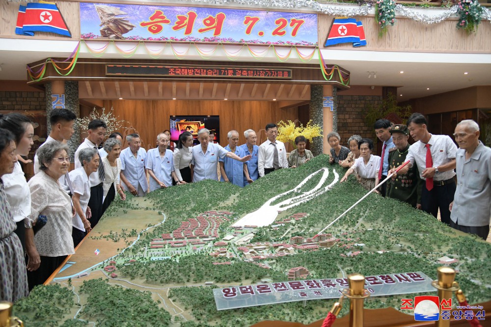 Veteranos de guerra descansan en la Zona de Recreo Cultural de Balneario de Yangdok