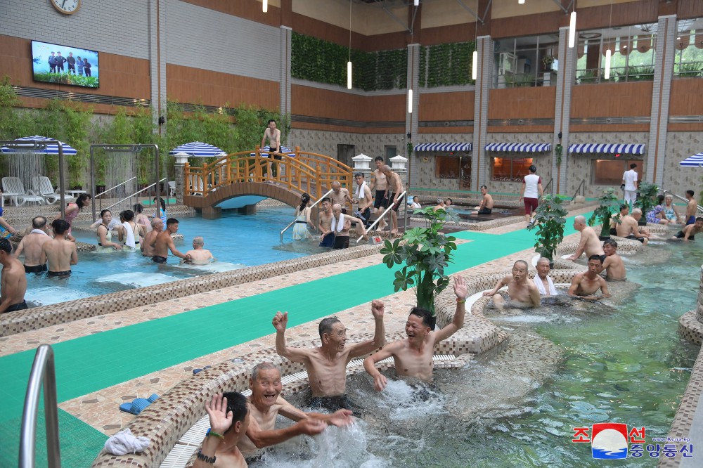 Veteranos de guerra descansan en la Zona de Recreo Cultural de Balneario de Yangdok