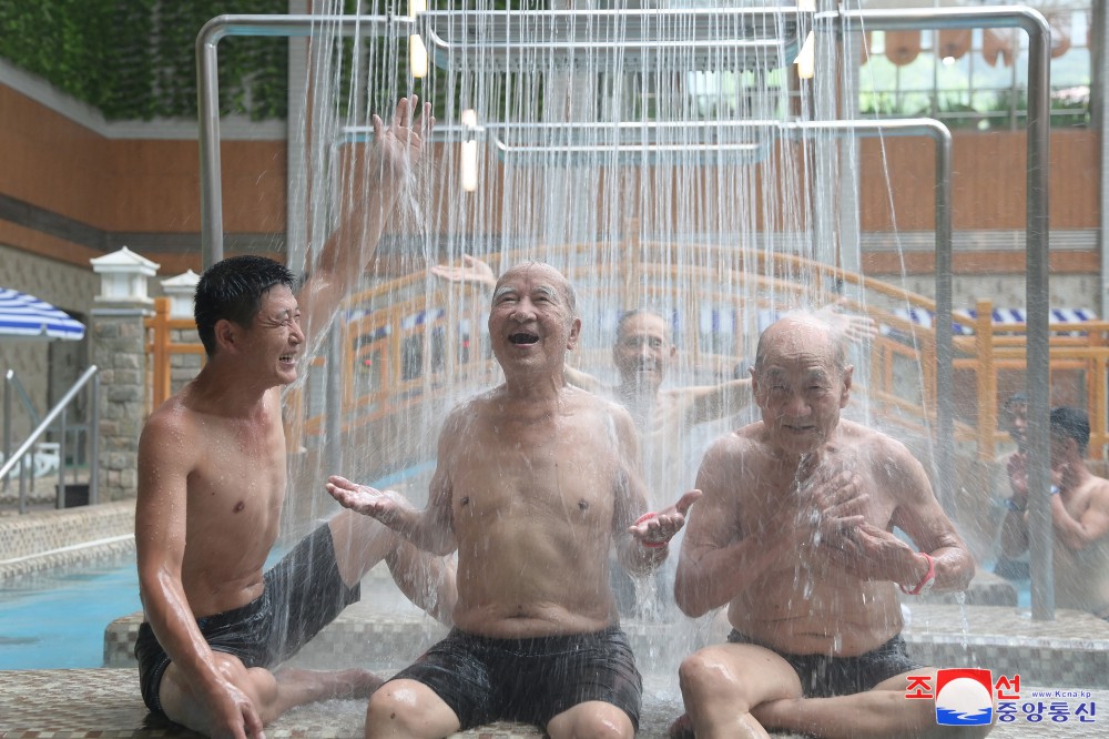 Veteranos de guerra descansan en la Zona de Recreo Cultural de Balneario de Yangdok