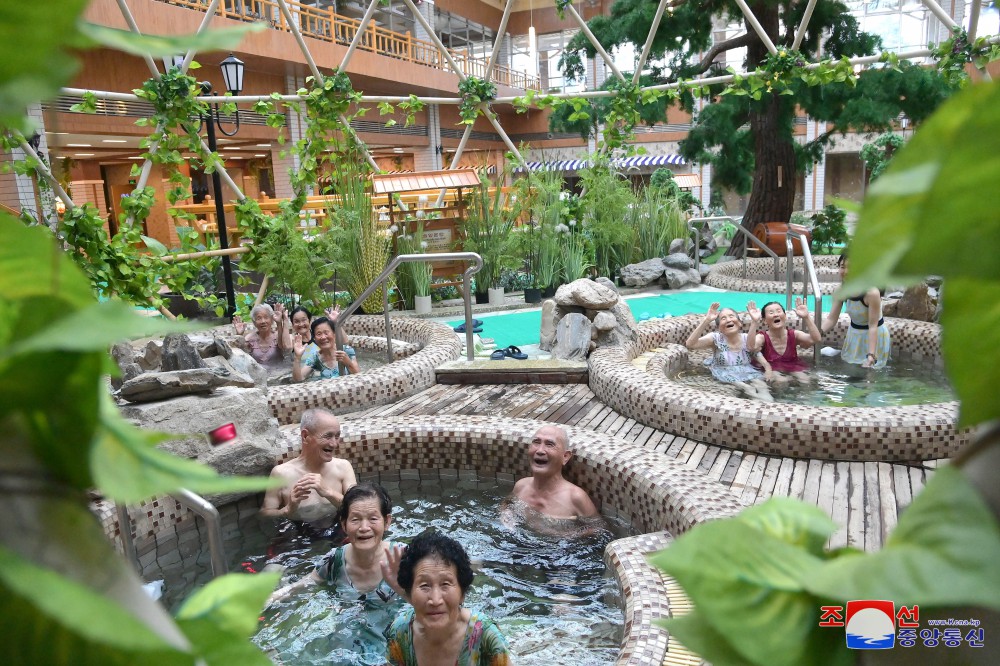 Veteranos de guerra descansan en la Zona de Recreo Cultural de Balneario de Yangdok