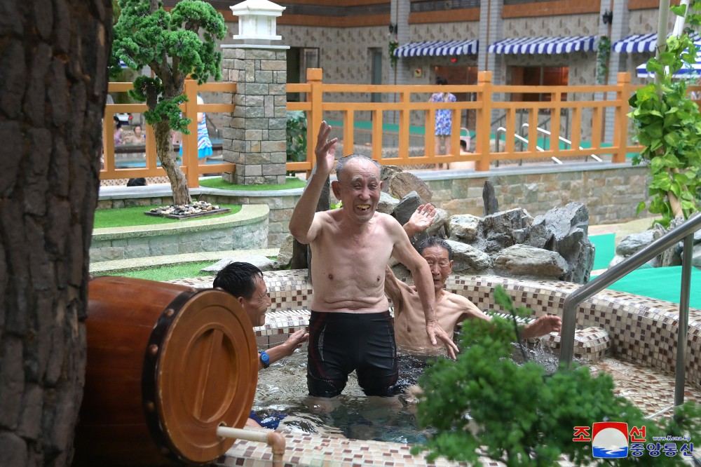 War Veterans Enjoy Themselves at Yangdok Hot Spring Resort