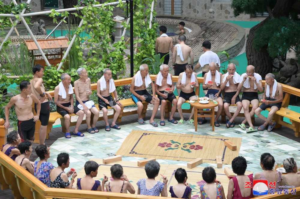 Veteranos de guerra descansan en la Zona de Recreo Cultural de Balneario de Yangdok