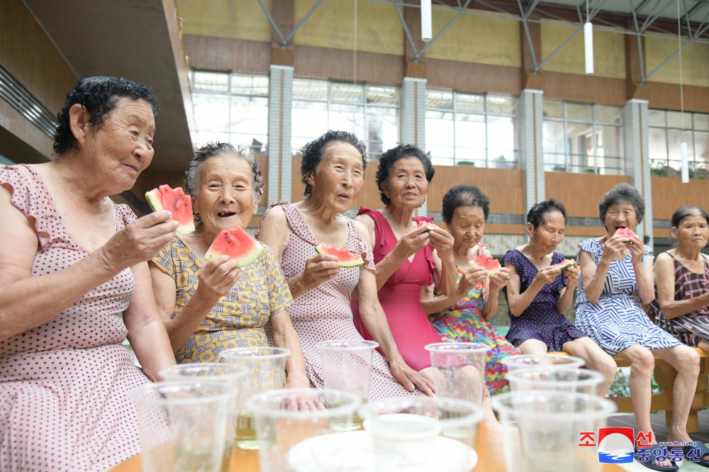 War Veterans Enjoy Themselves at Yangdok Hot Spring Resort