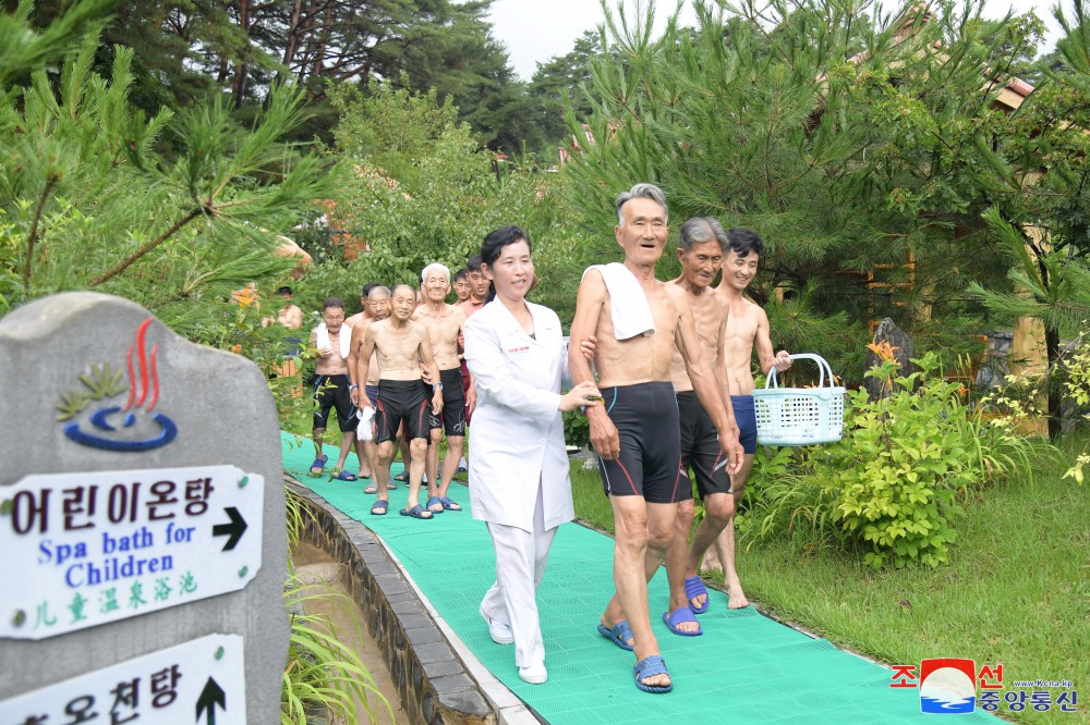 War Veterans Enjoy Themselves at Yangdok Hot Spring Resort