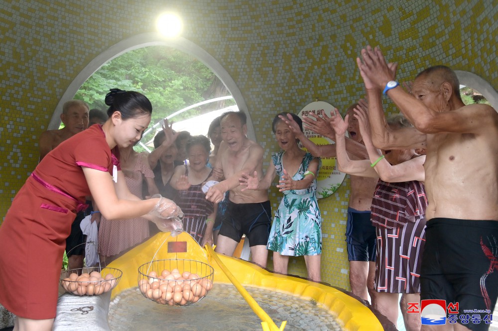 Veteranos de guerra descansan en la Zona de Recreo Cultural de Balneario de Yangdok