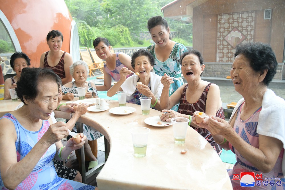 Veteranos de guerra descansan en la Zona de Recreo Cultural de Balneario de Yangdok