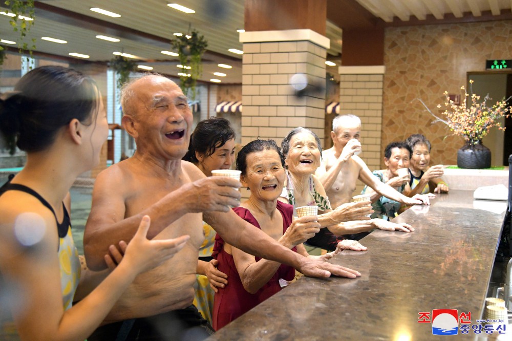 War Veterans Enjoy Themselves at Yangdok Hot Spring Resort