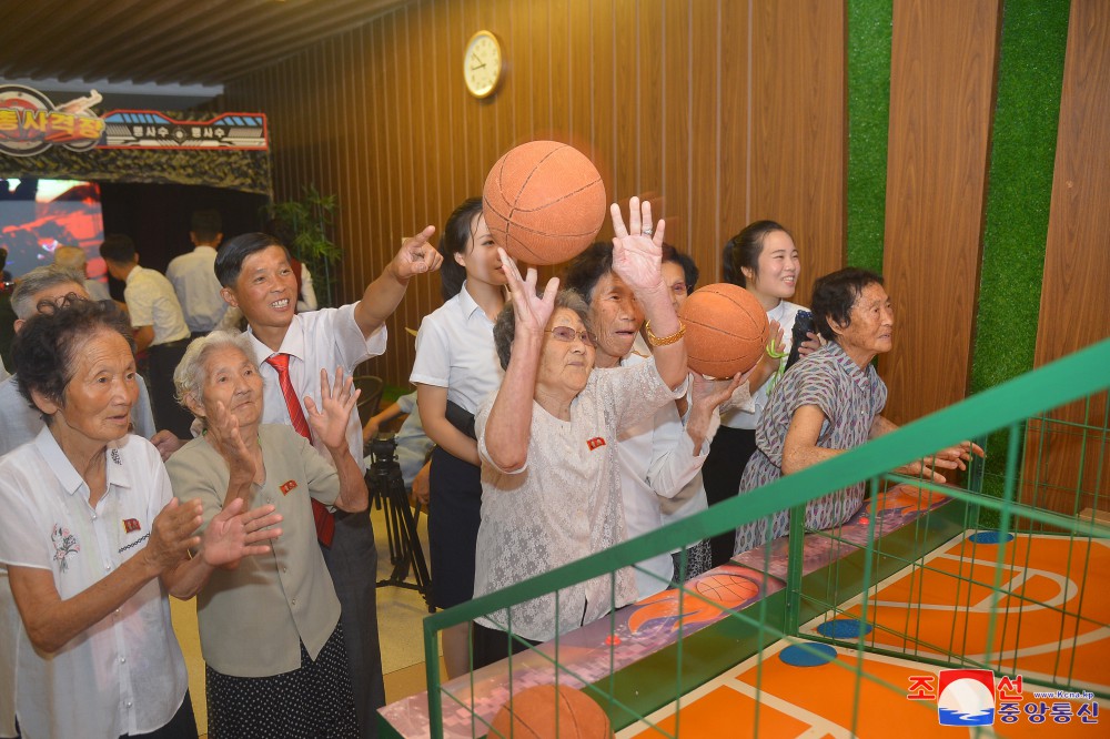 War Veterans Enjoy Themselves at Yangdok Hot Spring Resort