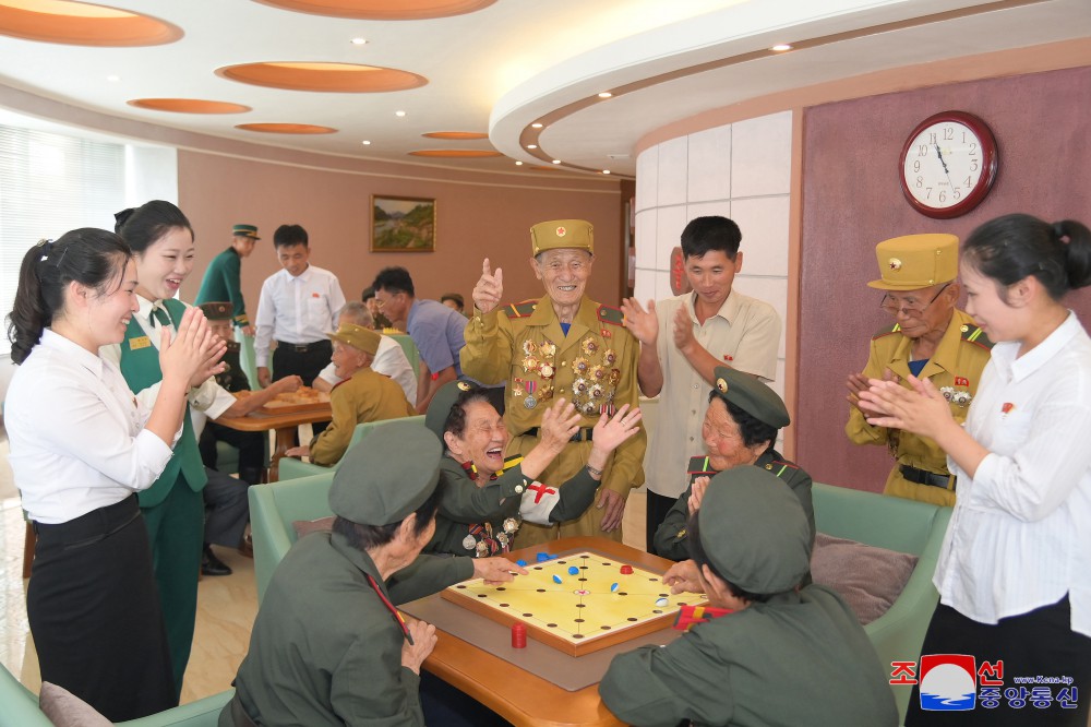 Veteranos de guerra descansan en la Zona de Recreo Cultural de Balneario de Yangdok