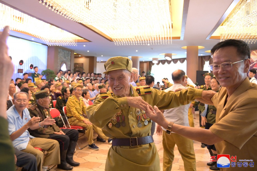 War Veterans Enjoy Themselves at Yangdok Hot Spring Resort