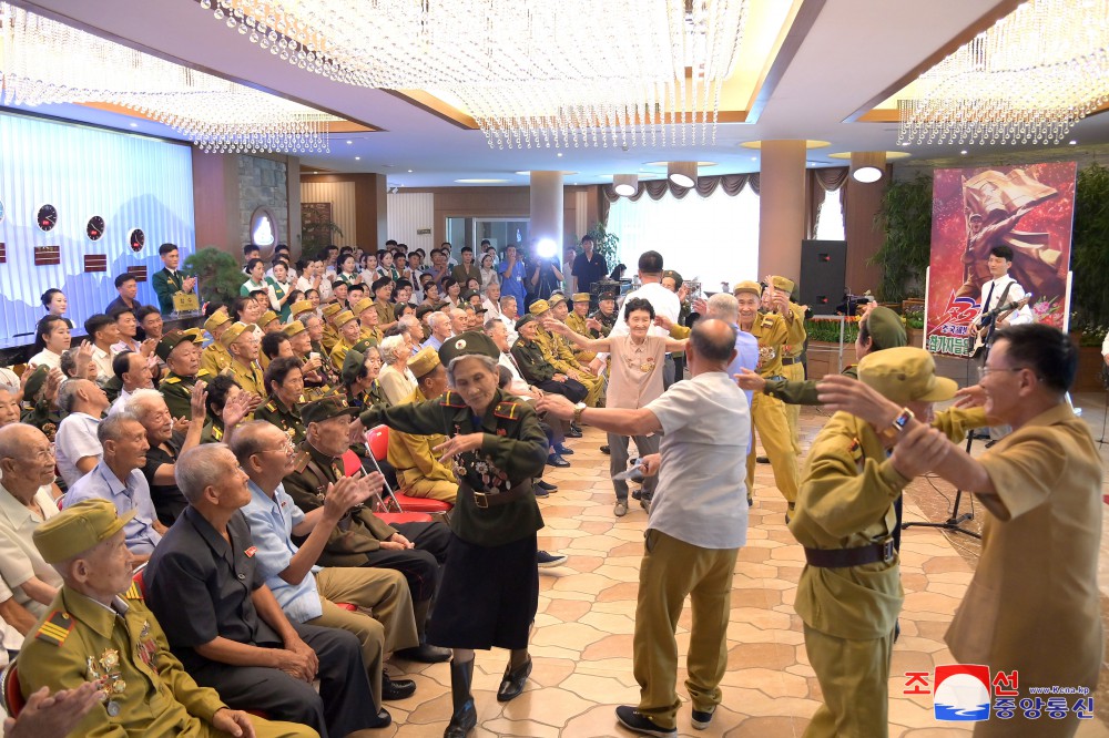 Veteranos de guerra descansan en la Zona de Recreo Cultural de Balneario de Yangdok