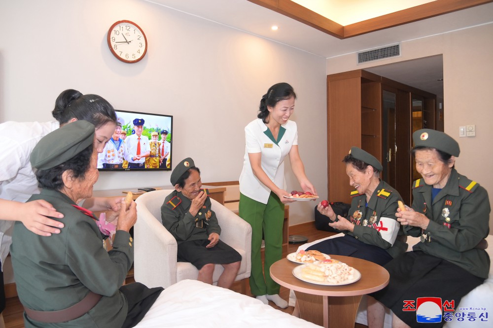 Veteranos de guerra descansan en la Zona de Recreo Cultural de Balneario de Yangdok