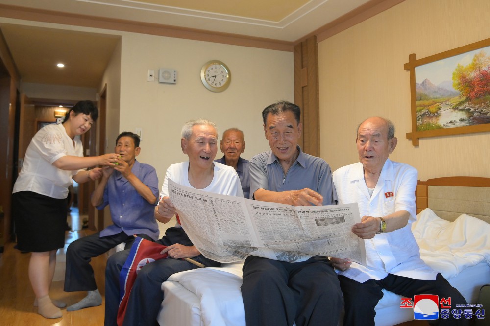 Veteranos de guerra descansan en la Zona de Recreo Cultural de Balneario de Yangdok