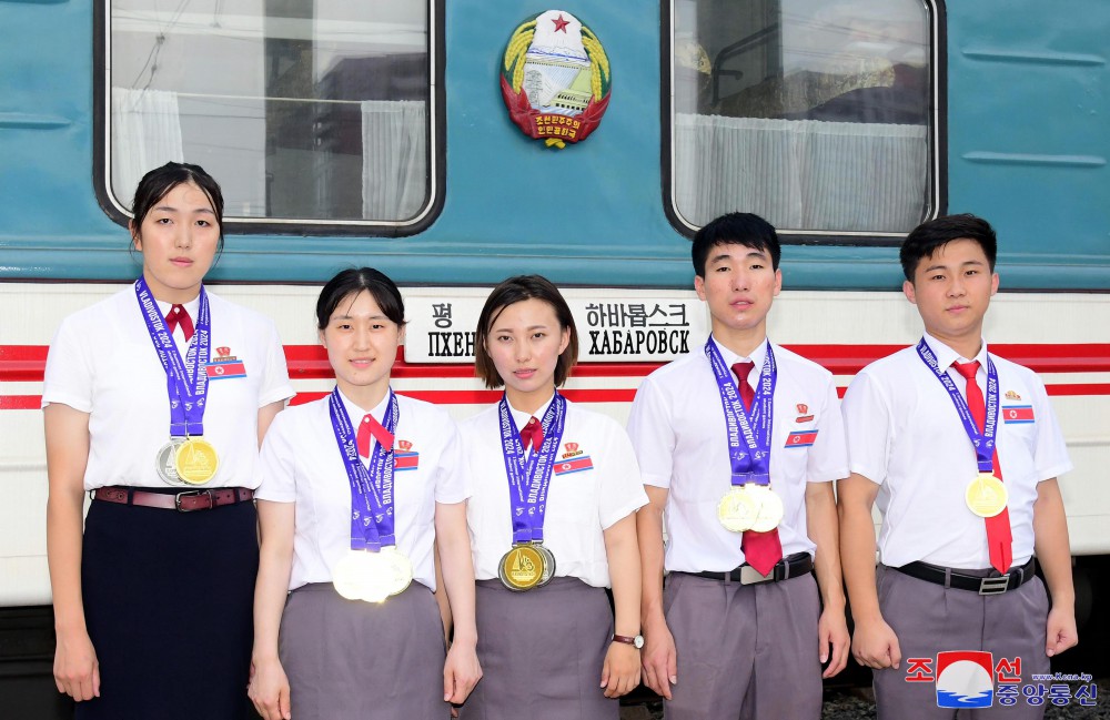 参加第一届国际青年大学生夏季运动会的朝鲜队载誉而归