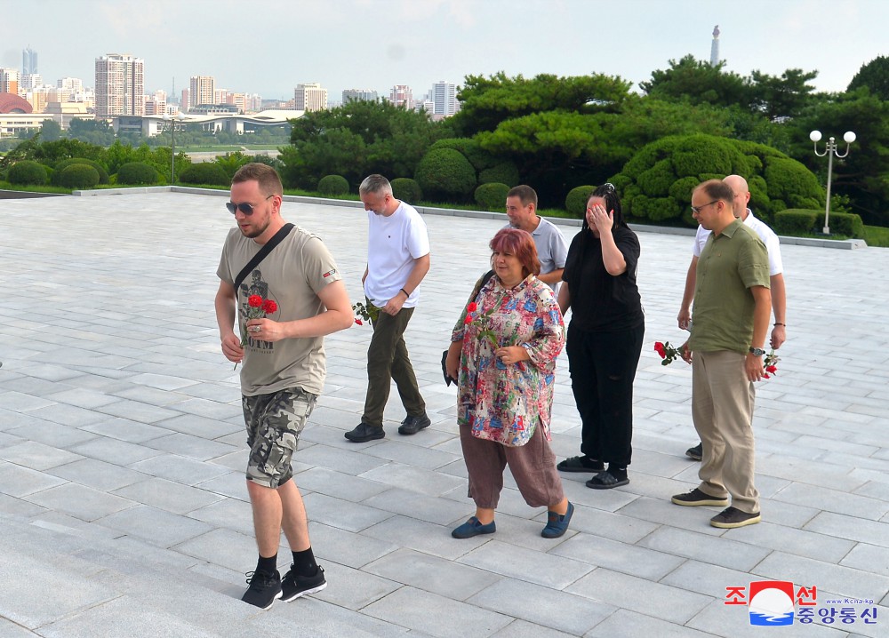 Foreign Delegation Tours Various Places