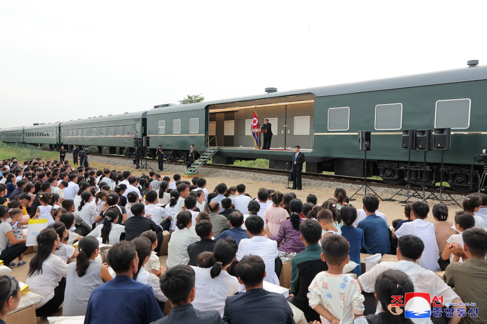 Respected Comrade Kim Jong Un Clarifies in His Speech Stand of Party and Government on Repairing Flood Damage and Consoles Flood Victims