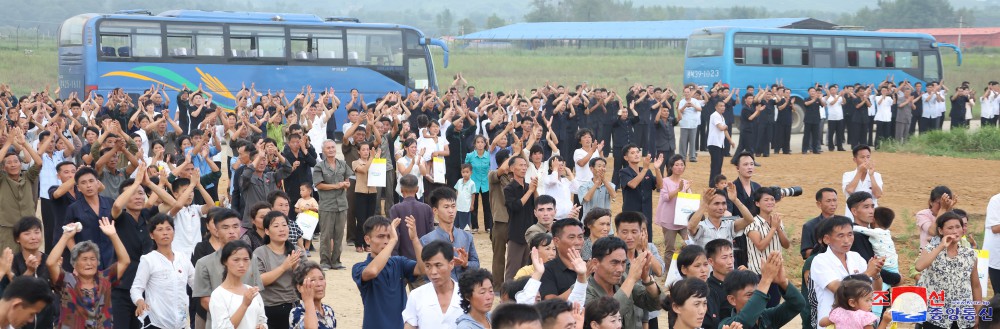 Respected Comrade Kim Jong Un Clarifies in His Speech Stand of Party and Government on Repairing Flood Damage and Consoles Flood Victims