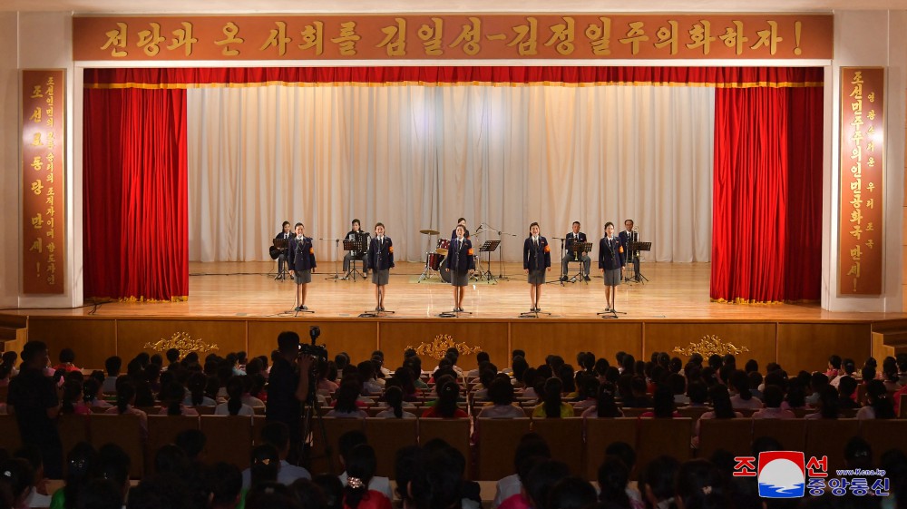 Agricultores celebran con función artística el día de liberación de Corea