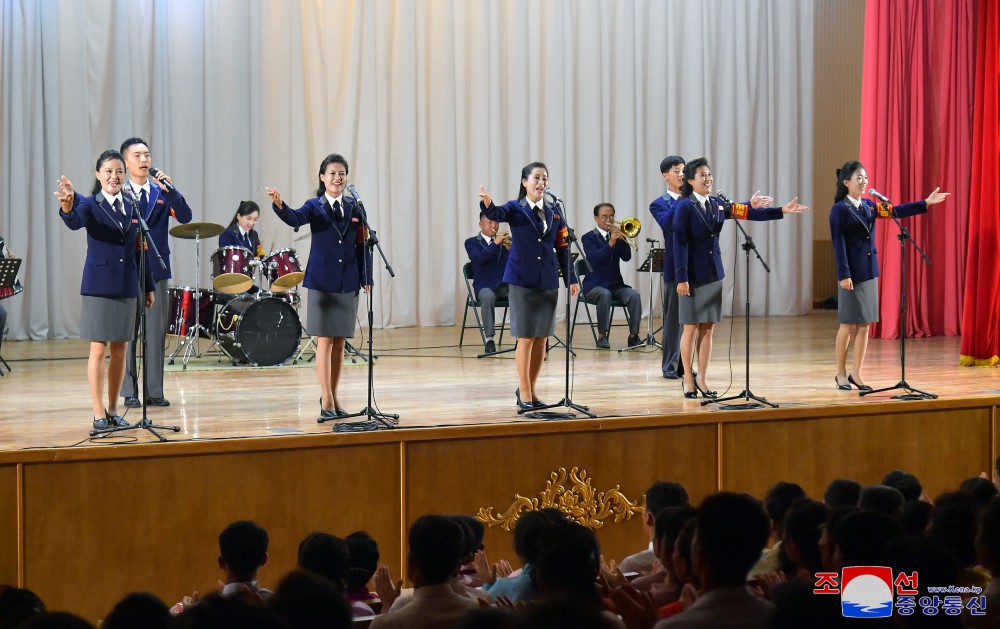 Agricultores celebran con función artística el día de liberación de Corea