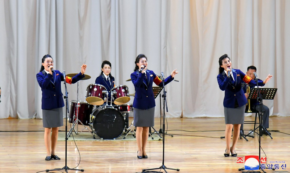 Agricultores celebran con función artística el día de liberación de Corea