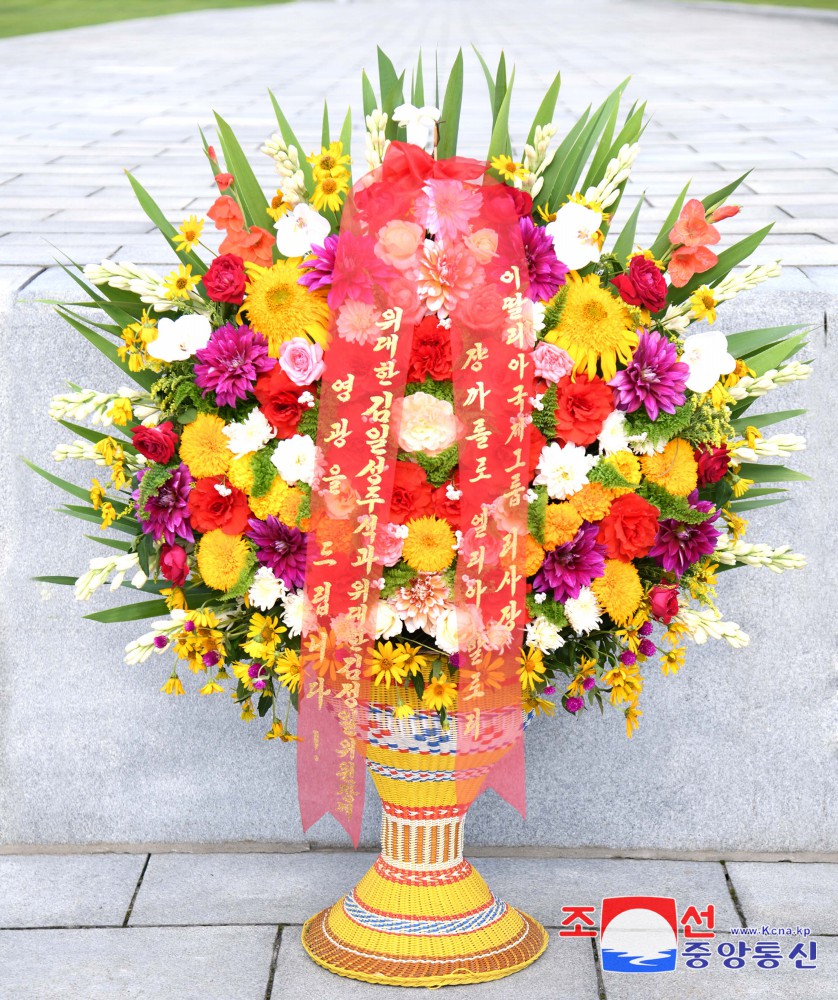 Floral Baskets Sent to Statues of Great Leaders from Abroad