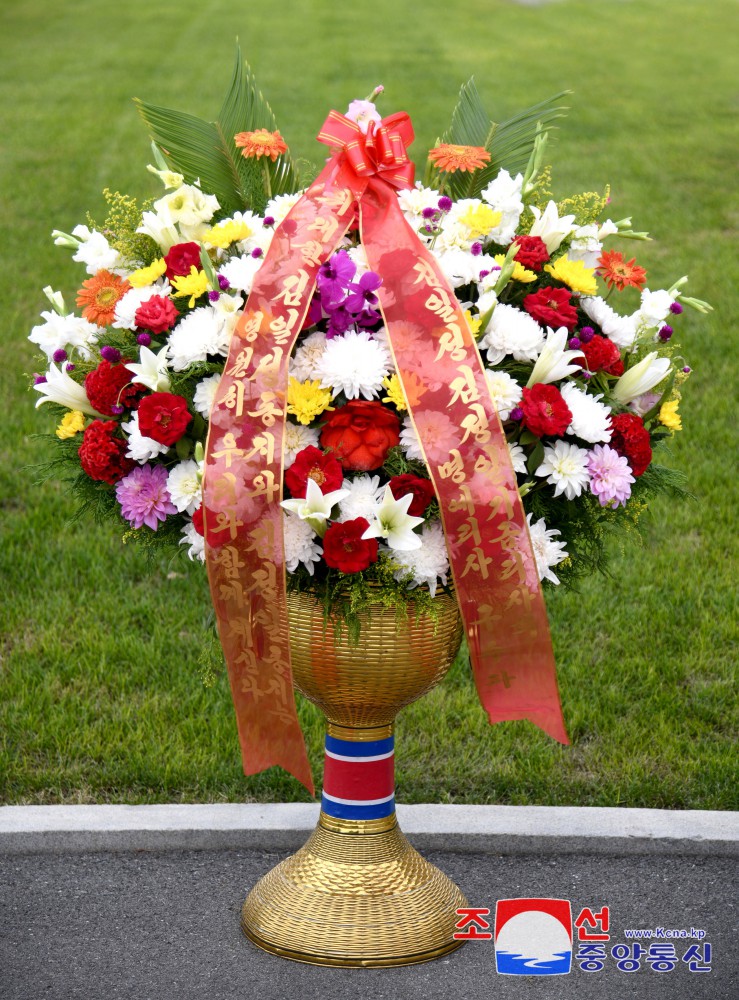 Floral Baskets Sent to Statues of Great Leaders from Abroad