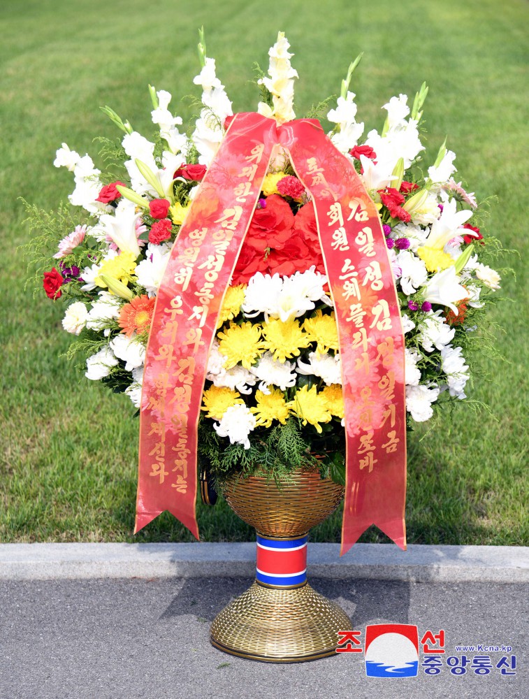 Floral Baskets Sent to Statues of Great Leaders from Abroad