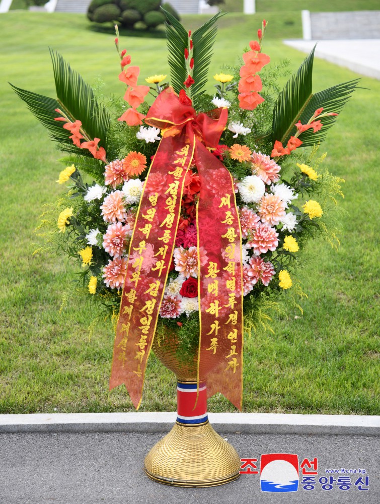 Floral Baskets Sent to Statues of Great Leaders from Abroad