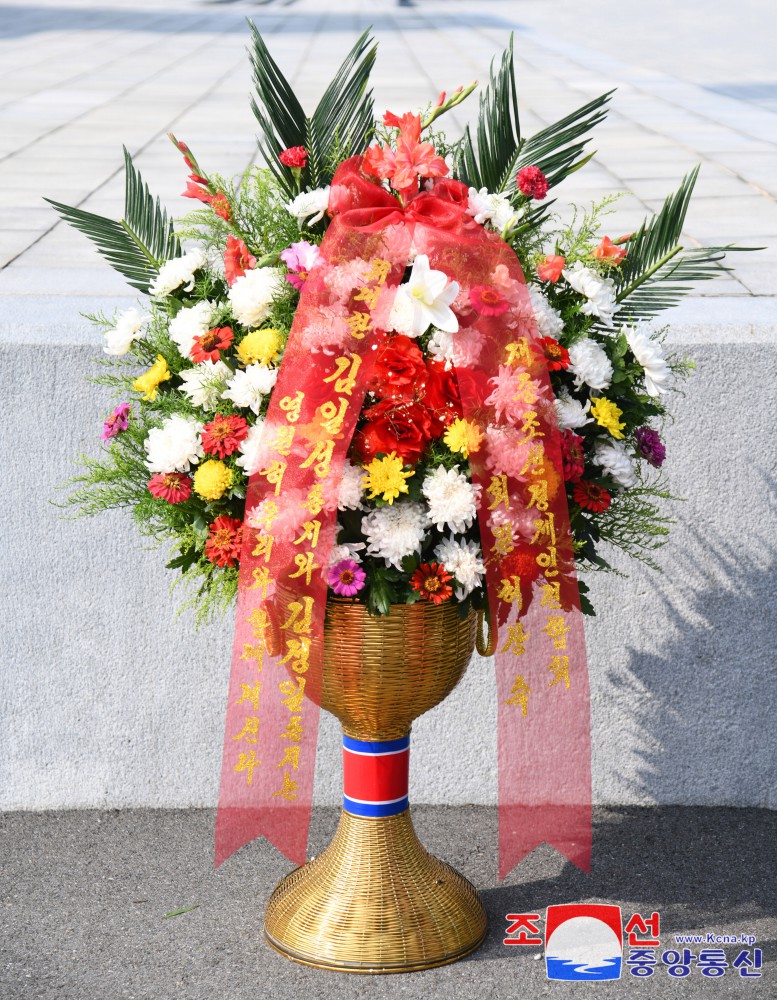 Floral Baskets Sent to Statues of Great Leaders from Abroad