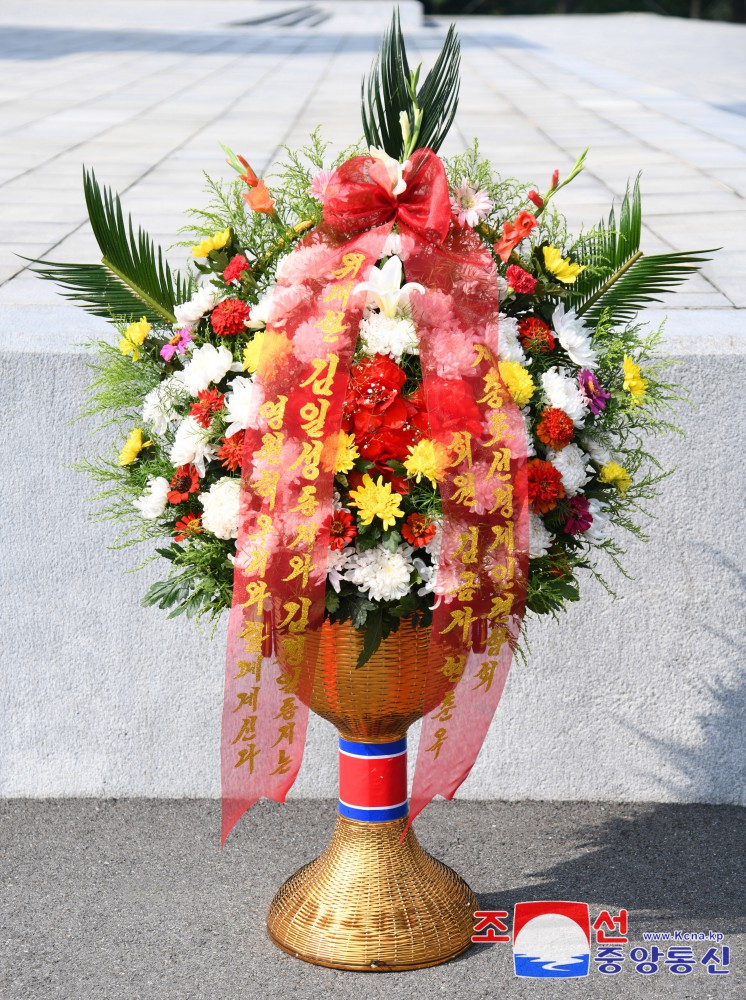 Floral Baskets Sent to Statues of Great Leaders from Abroad