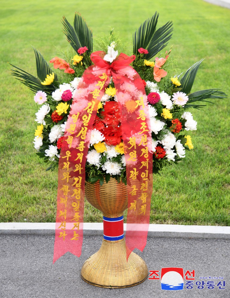 Floral Baskets Sent to Statues of Great Leaders from Abroad