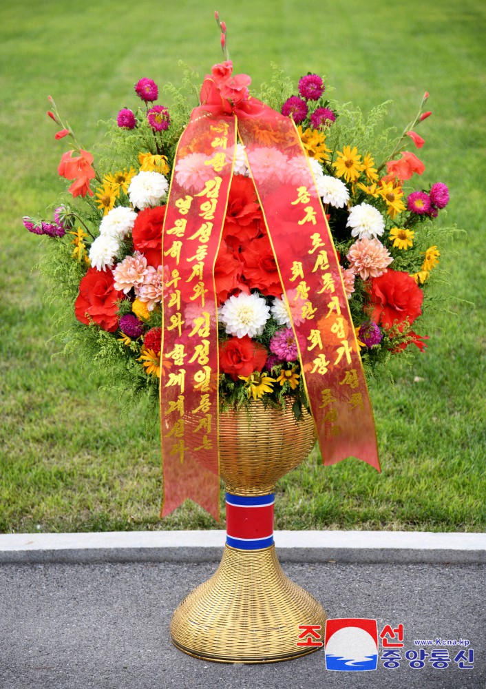 Floral Baskets Sent to Statues of Great Leaders from Abroad