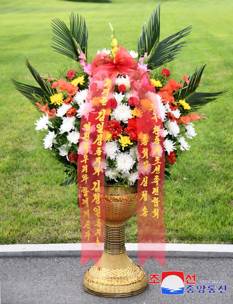 Floral Baskets Sent to Statues of Great Leaders from Abroad