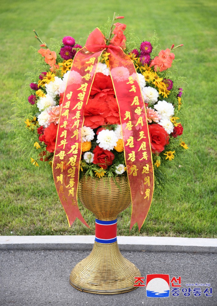 Floral Baskets Sent to Statues of Great Leaders from Abroad