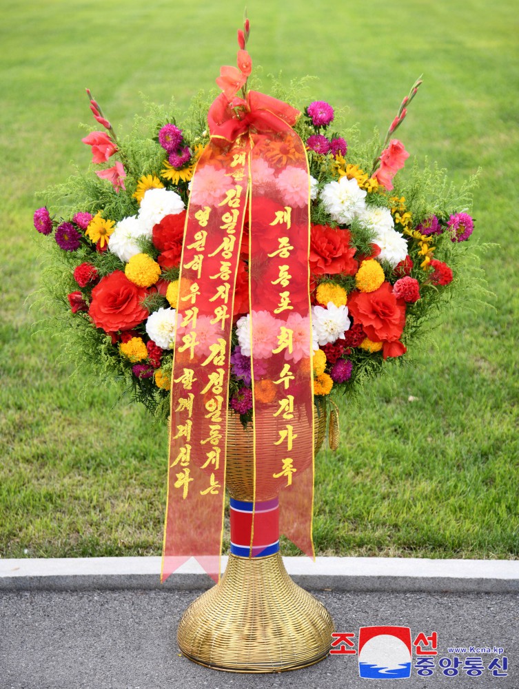 Floral Baskets Sent to Statues of Great Leaders from Abroad