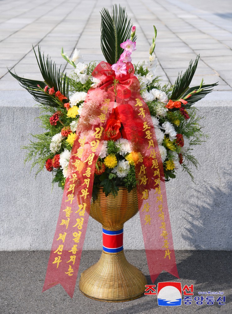 Floral Baskets Sent to Statues of Great Leaders from Abroad