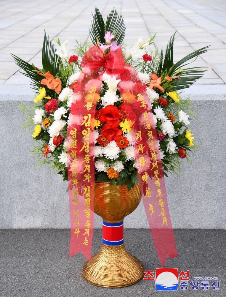 Floral Baskets Sent to Statues of Great Leaders from Abroad