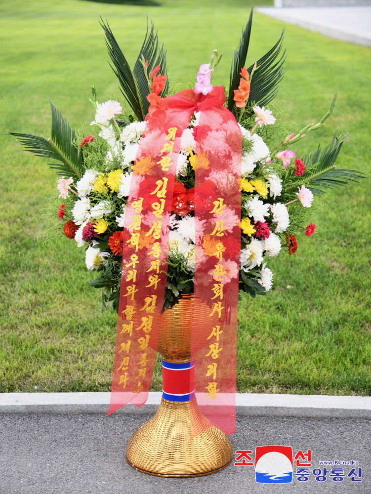 Floral Baskets Sent to Statues of Great Leaders from Abroad