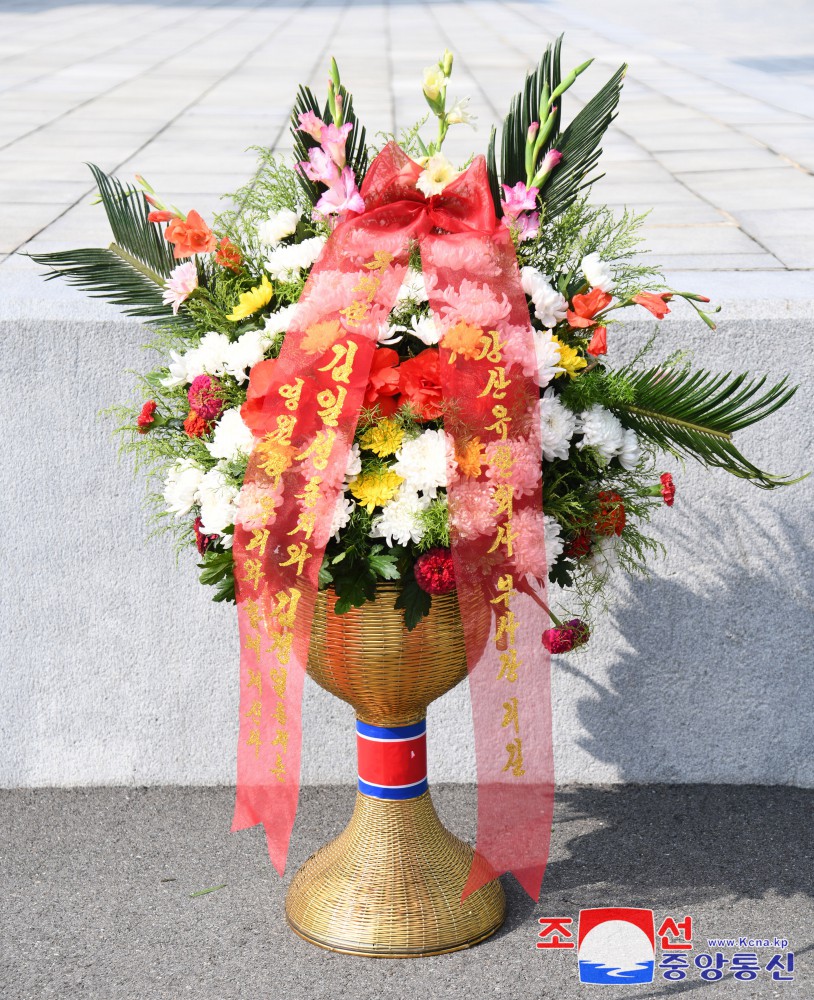 Floral Baskets Sent to Statues of Great Leaders from Abroad